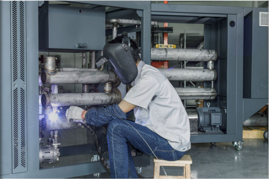 模溫機設備燒焊現(xiàn)場 模溫機設備燒焊現(xiàn)場